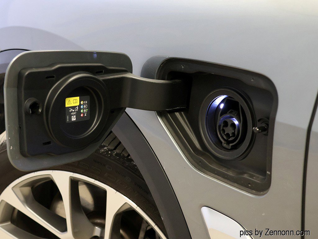 Used 2025 BMW X5 xDrive50e w/ Premium Package image 10