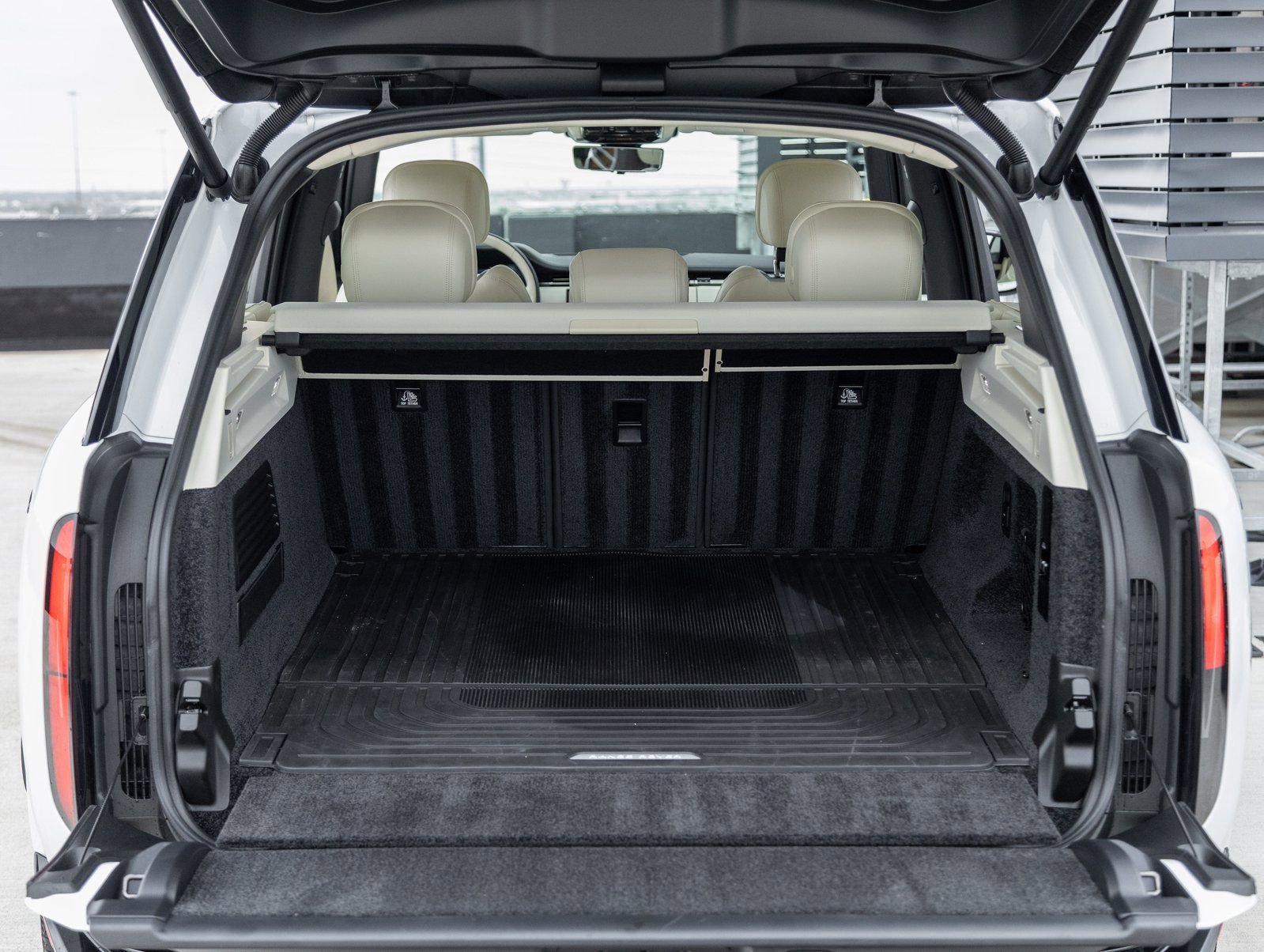 Used 2025 Land Rover Range Rover SE image 25