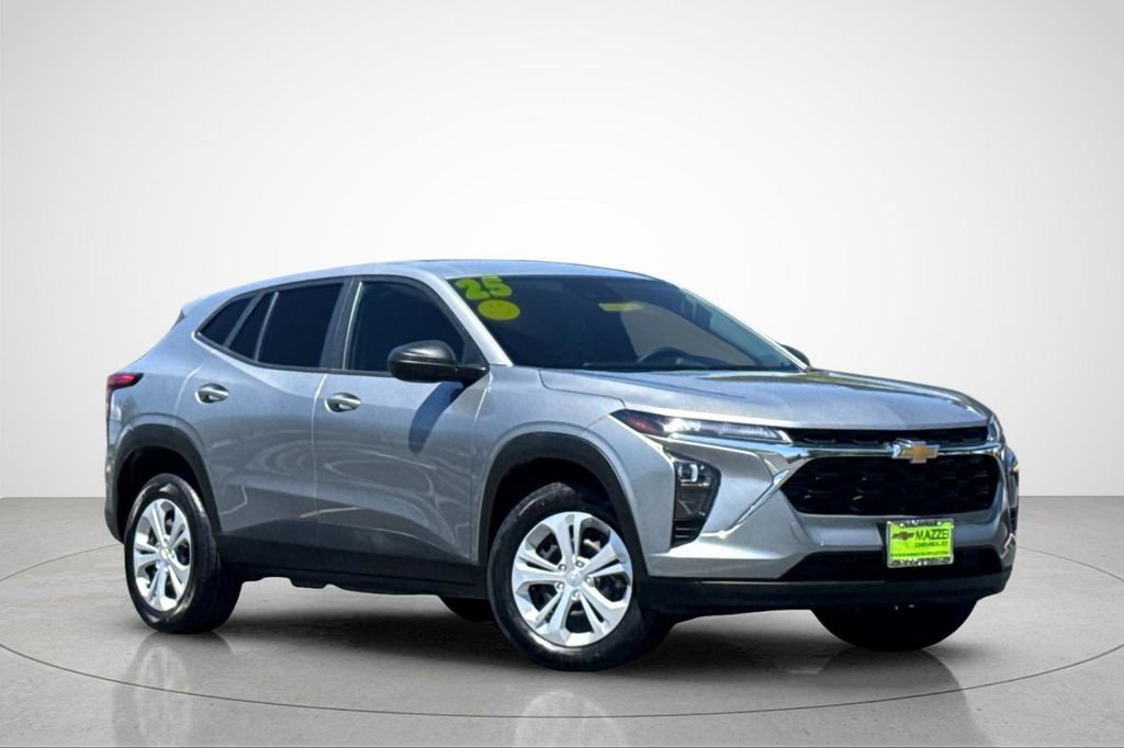 Used 2025 Chevrolet Trax LS FWD image 2