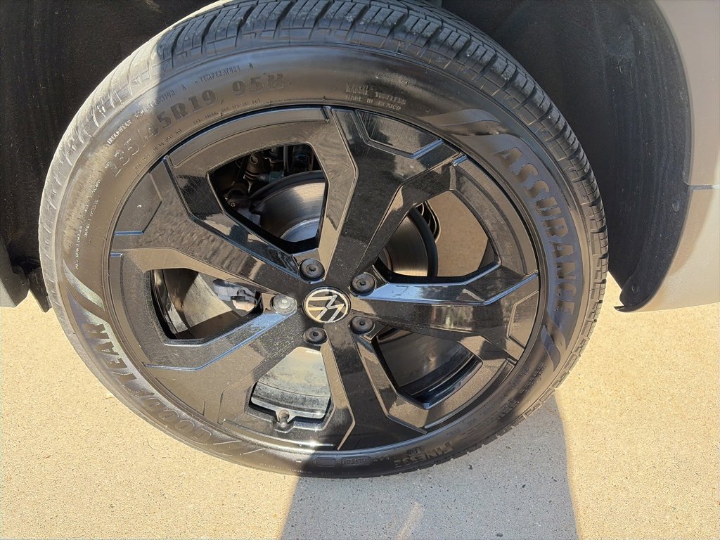 Certified 2025 Volkswagen Taos SE image 23