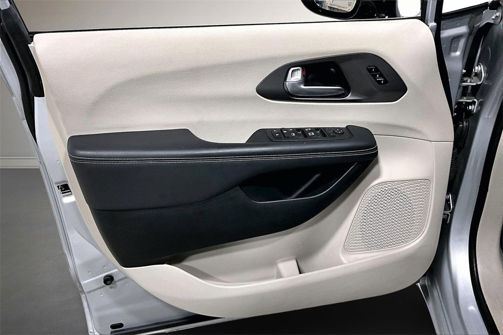 Used 2024 Chrysler Pacifica Touring-L image 21