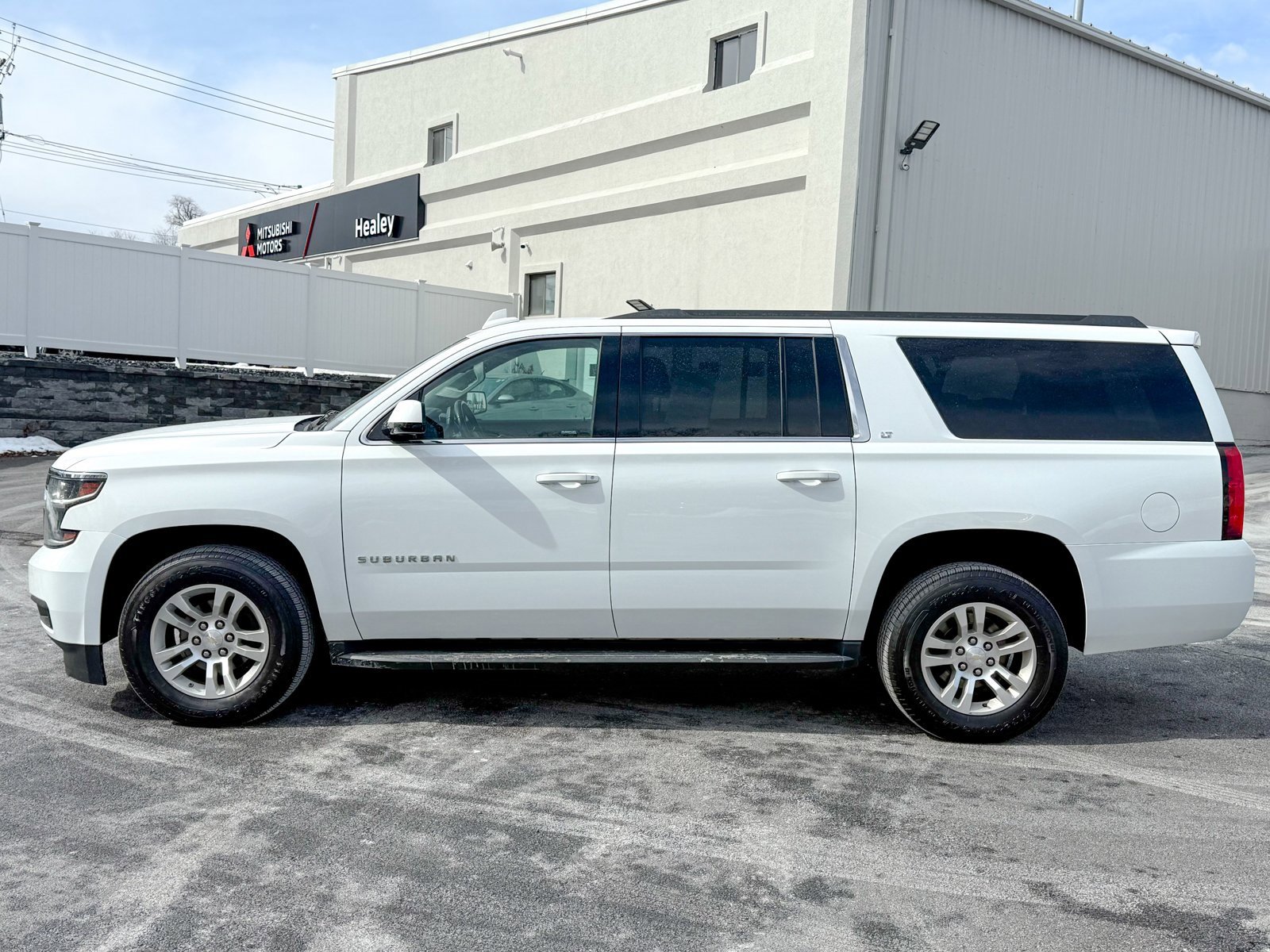 Used 2018 Chevrolet Suburban LT image 4