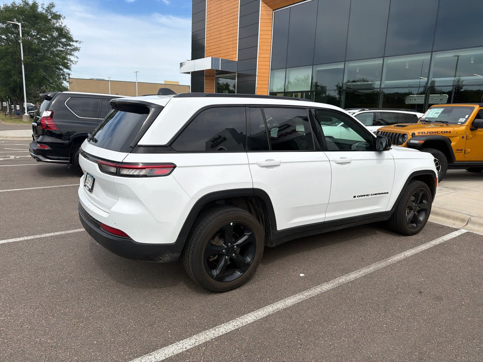 Used 2023 Jeep Grand Cherokee Altitude AWD/4WD image 6
