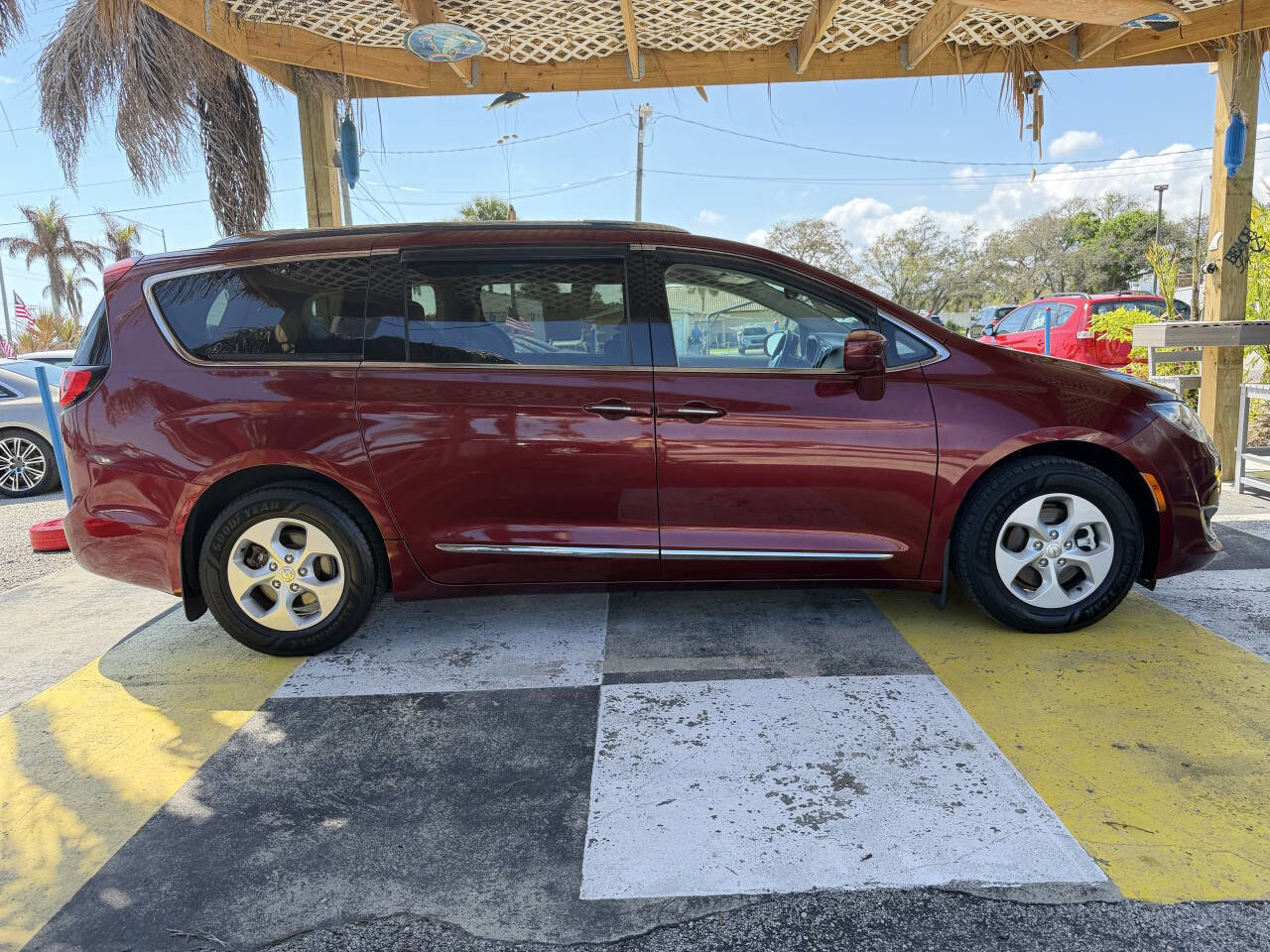 Used 2017 Chrysler Pacifica Touring-L Plus FWD image 4