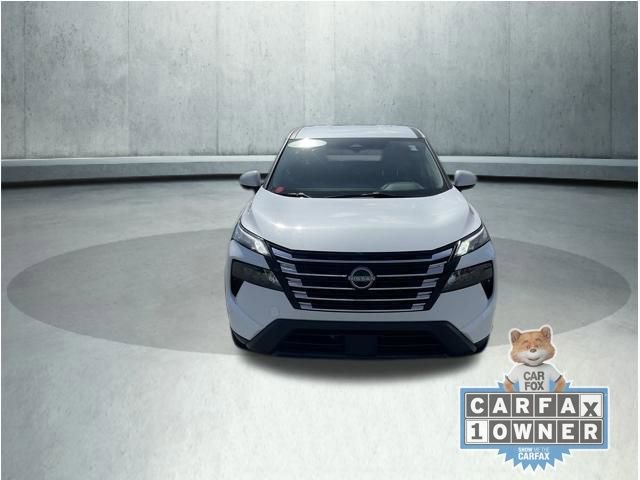 Used 2024 Nissan Rogue SV image 2
