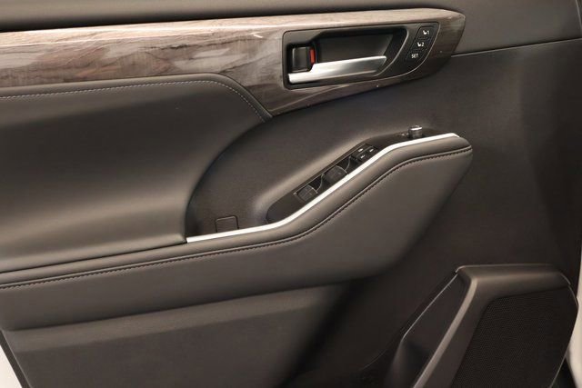 New 2026 Toyota Highlander Platinum image 12