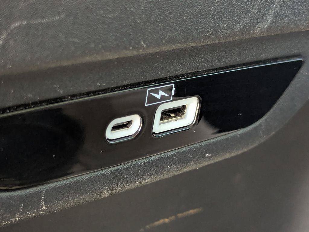 Used 2023 Chrysler Pacifica Touring-L FWD image 27