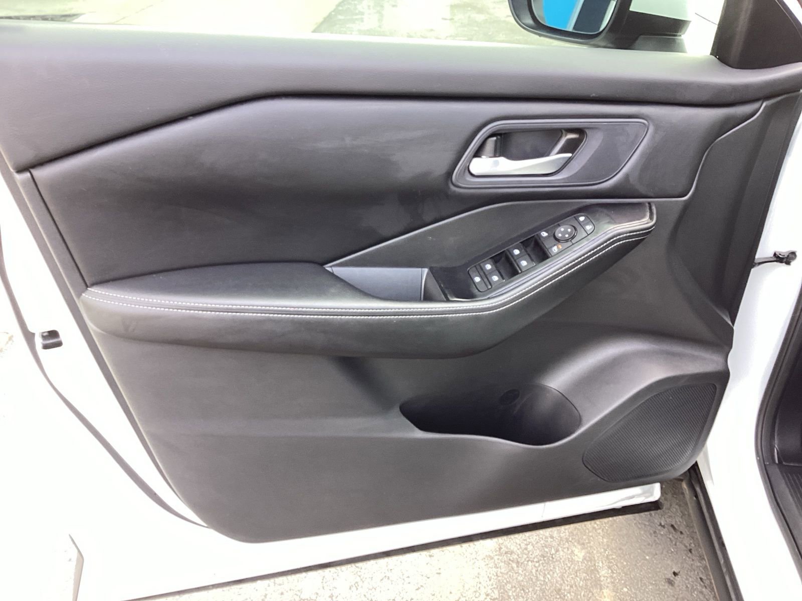 Used 2025 Nissan Rogue SV image 22