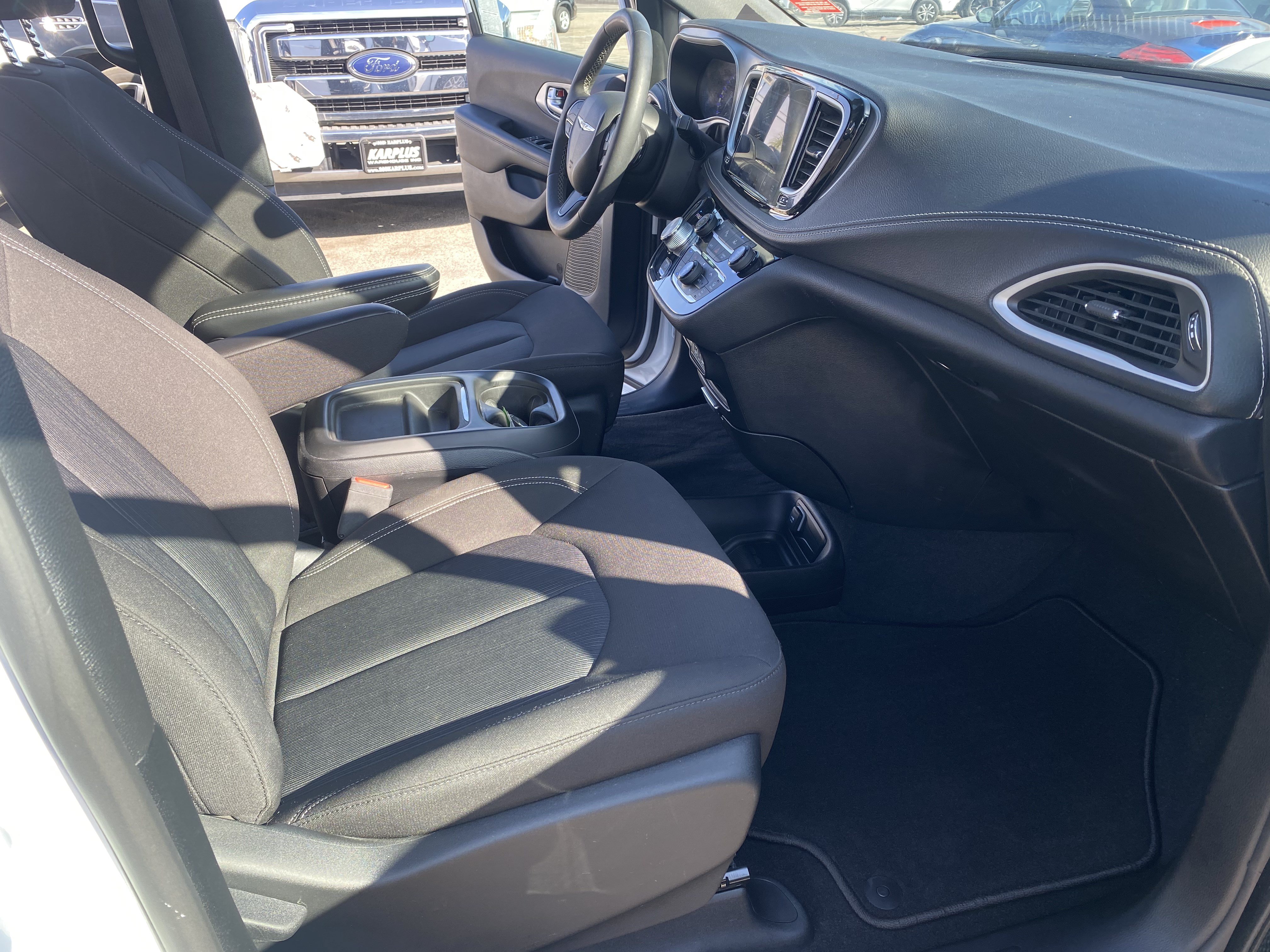 Used 2024 Chrysler Pacifica Touring FWD image 21