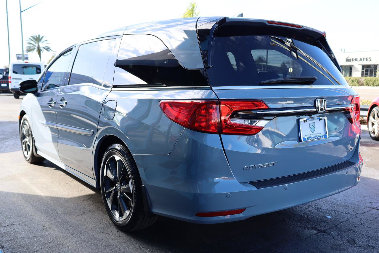 Used 2023 Honda Odyssey Elite image 3
