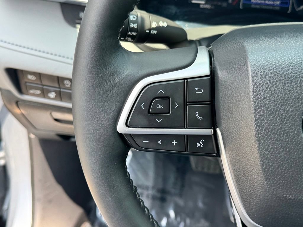 Used 2024 Toyota Highlander Limited AWD/4WD image 16