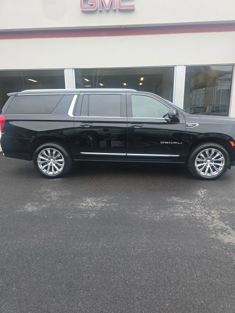 Used 2024 GMC Yukon XL Denali w/ Advanced Technology Package image 3