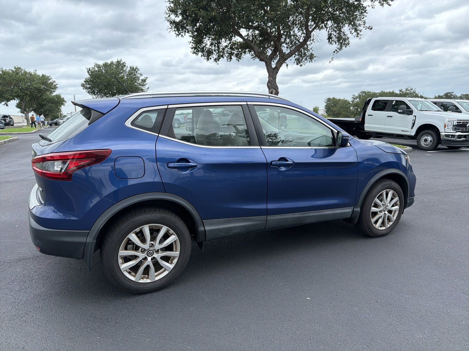 Used 2020 Nissan Rogue Sport SV FWD image 3