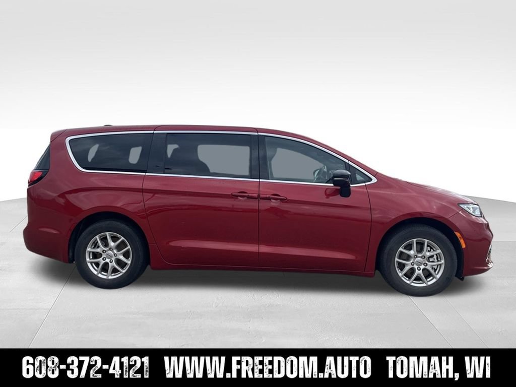 Used 2025 Chrysler Pacifica Select FWD image 11