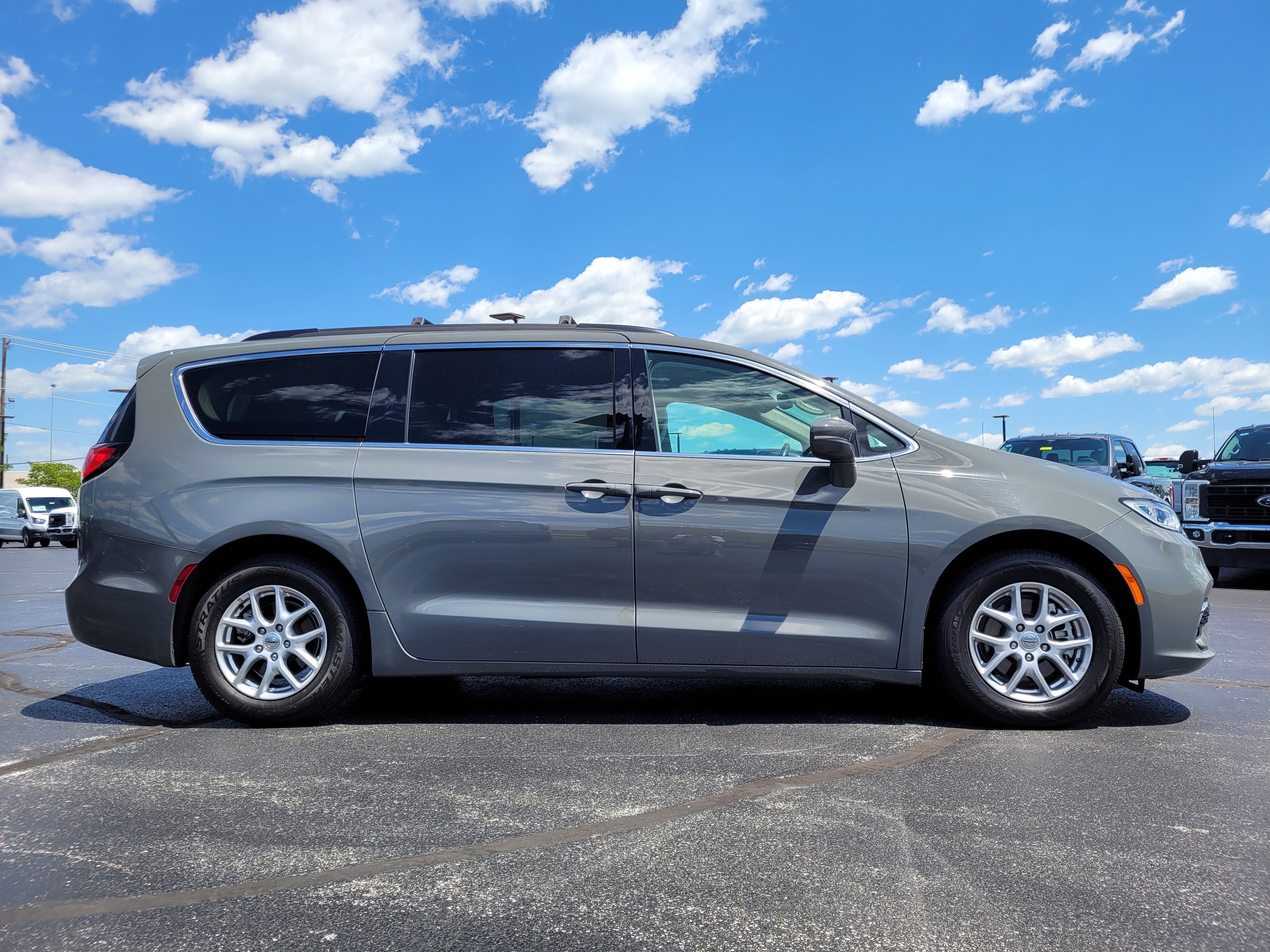 Used 2022 Chrysler Pacifica Touring-L FWD image 2