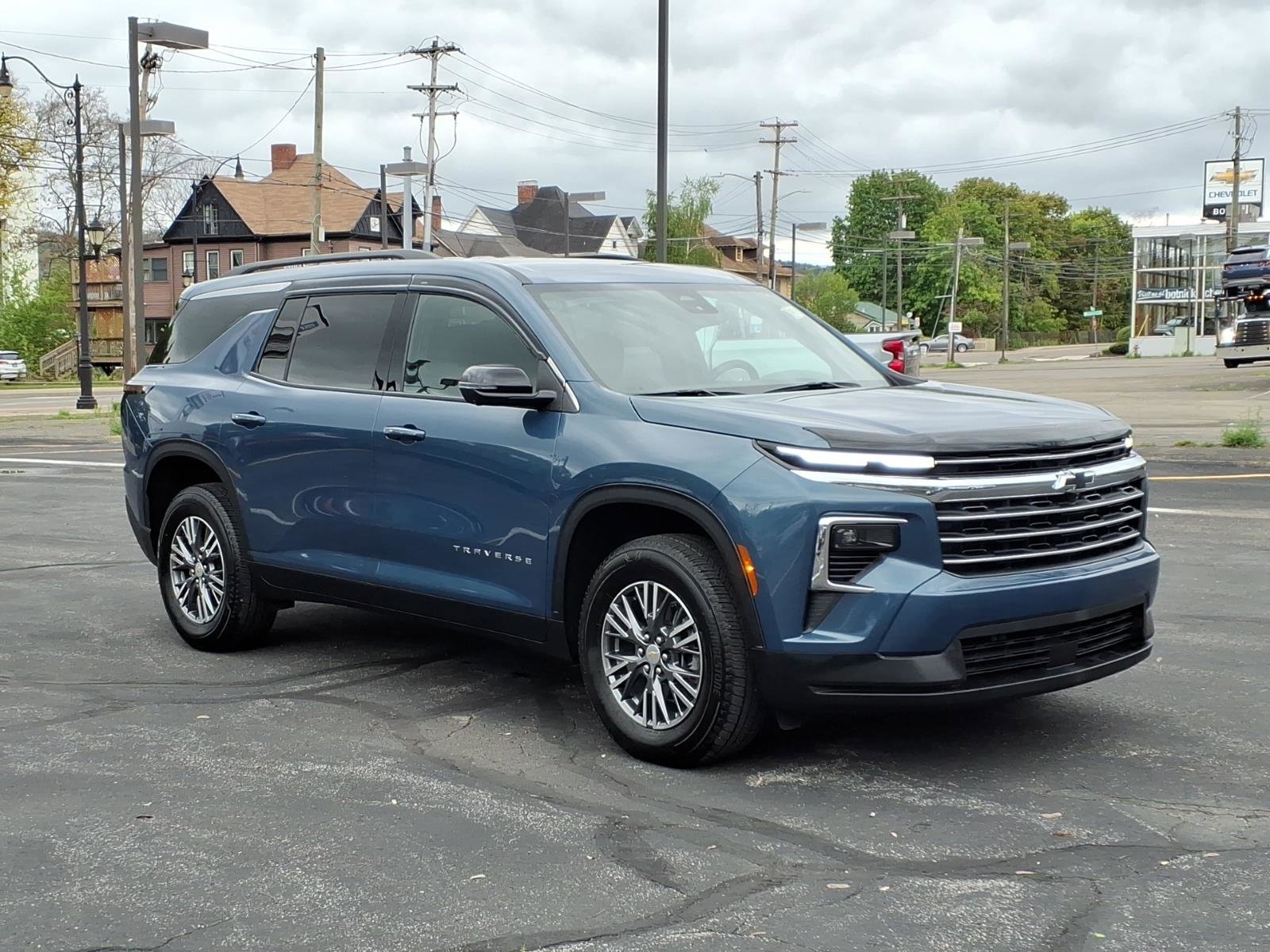 Used 2025 Chevrolet Traverse LT w/ Driver Confidence Package