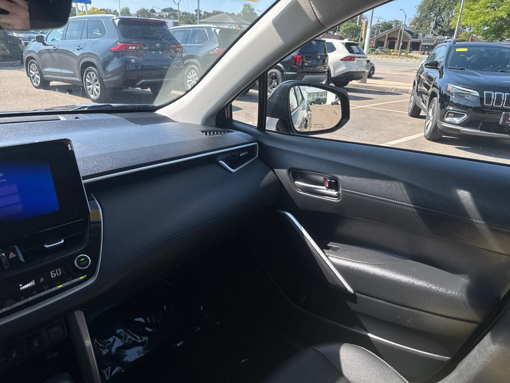 Used 2025 Toyota Corolla Cross XLE FWD image 29