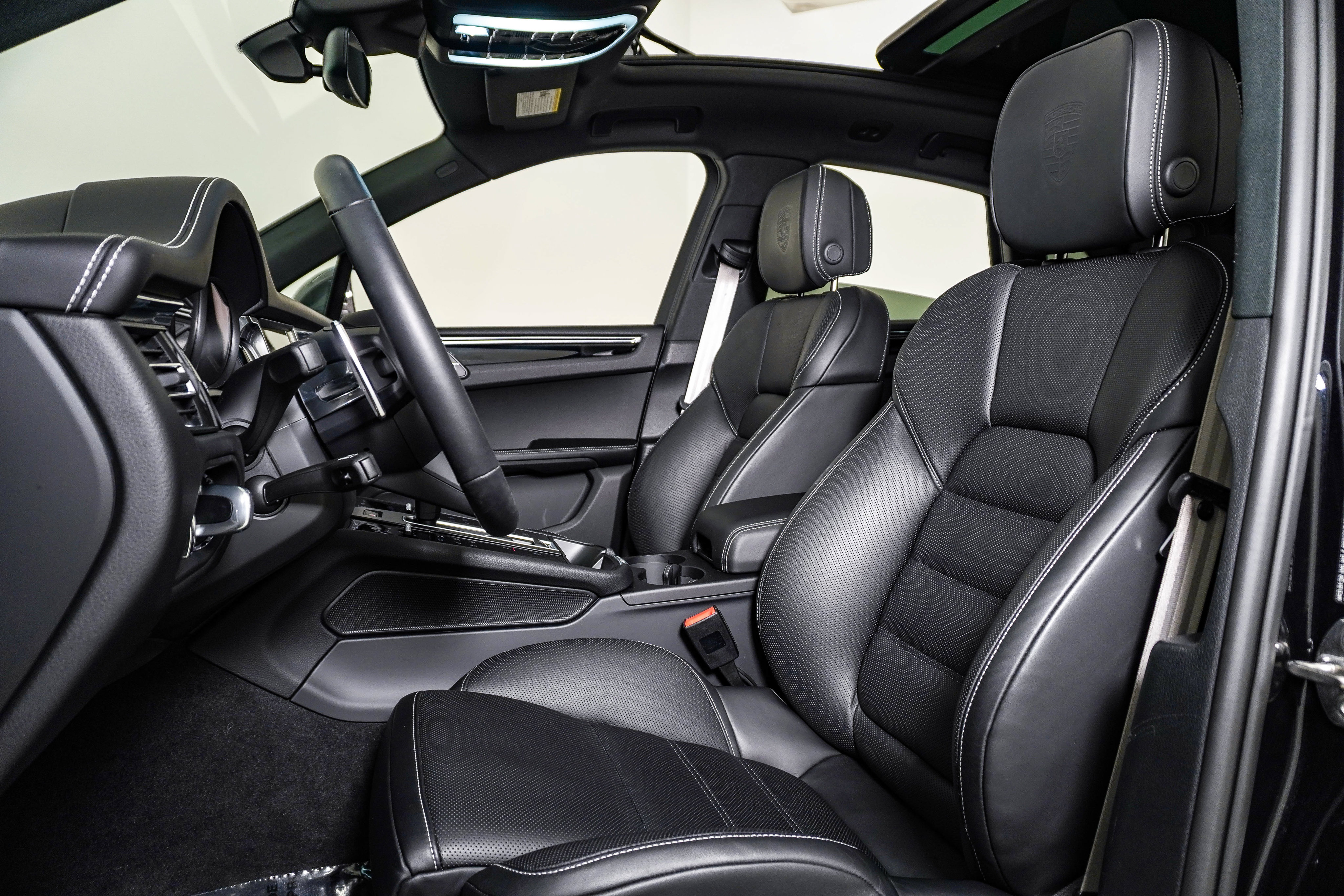Certified 2026 Porsche Macan Turbo AWD/4WD image 5