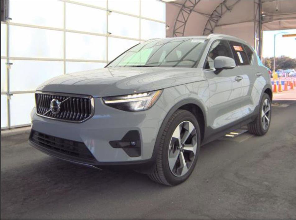 Used 2025 Volvo XC40 B5 Plus image 1