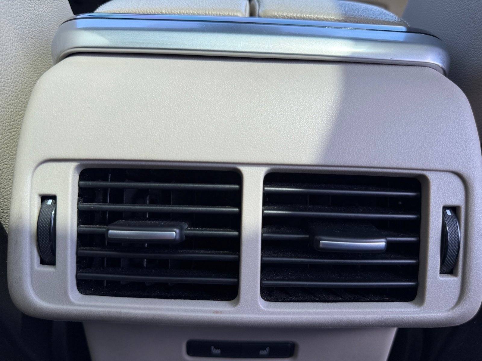 Used 2019 Land Rover Range Rover Velar R-Dynamic SE image 32