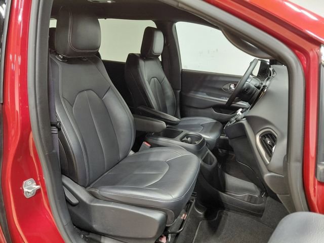 Used 2025 Chrysler Pacifica Select image 26