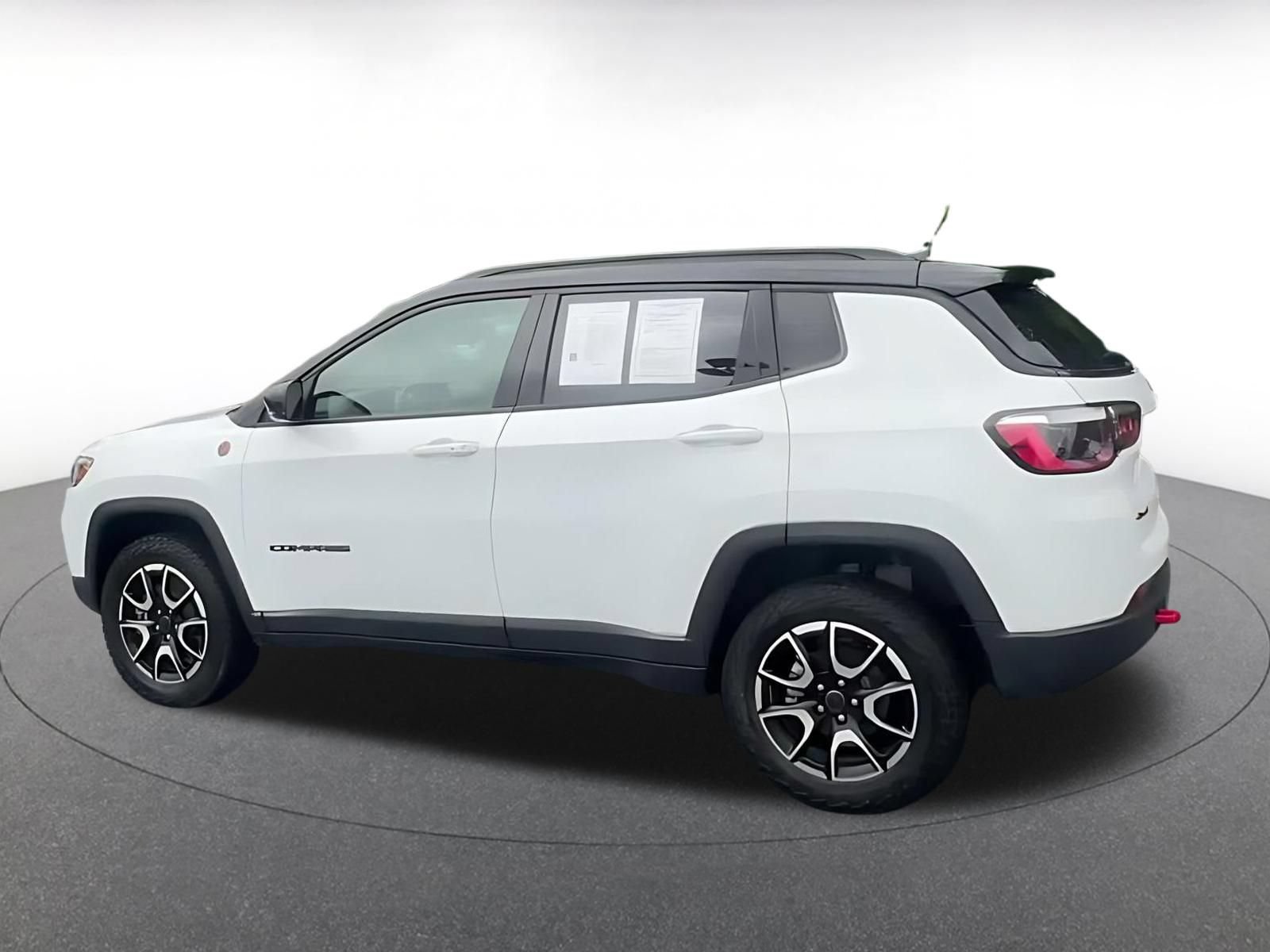 Used 2025 Jeep Compass Trailhawk AWD/4WD image 9