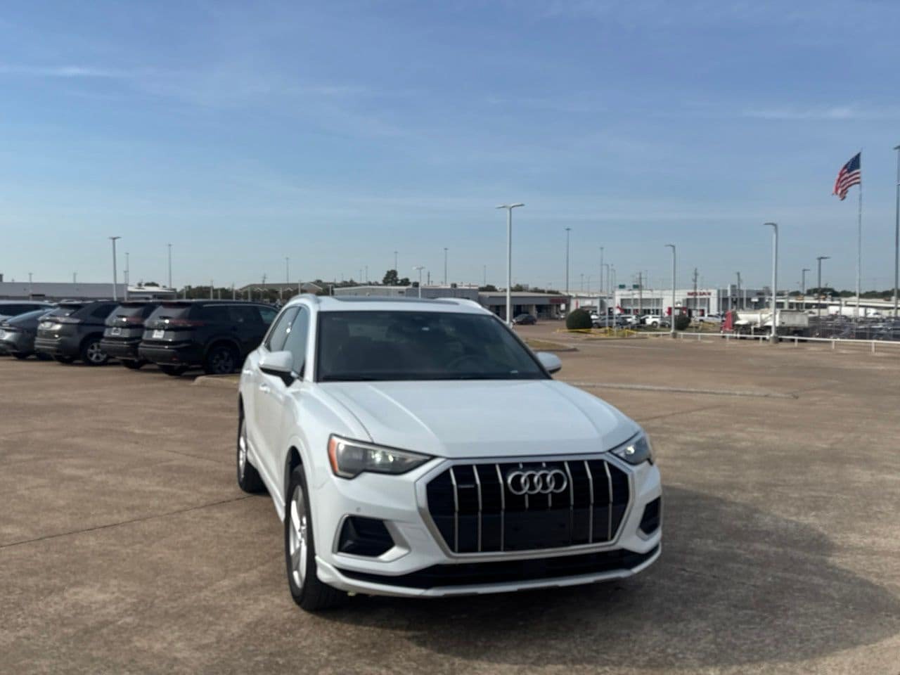 Used 2020 Audi Q3 2.0T Premium w/ Convenience Package AWD/4WD image 3