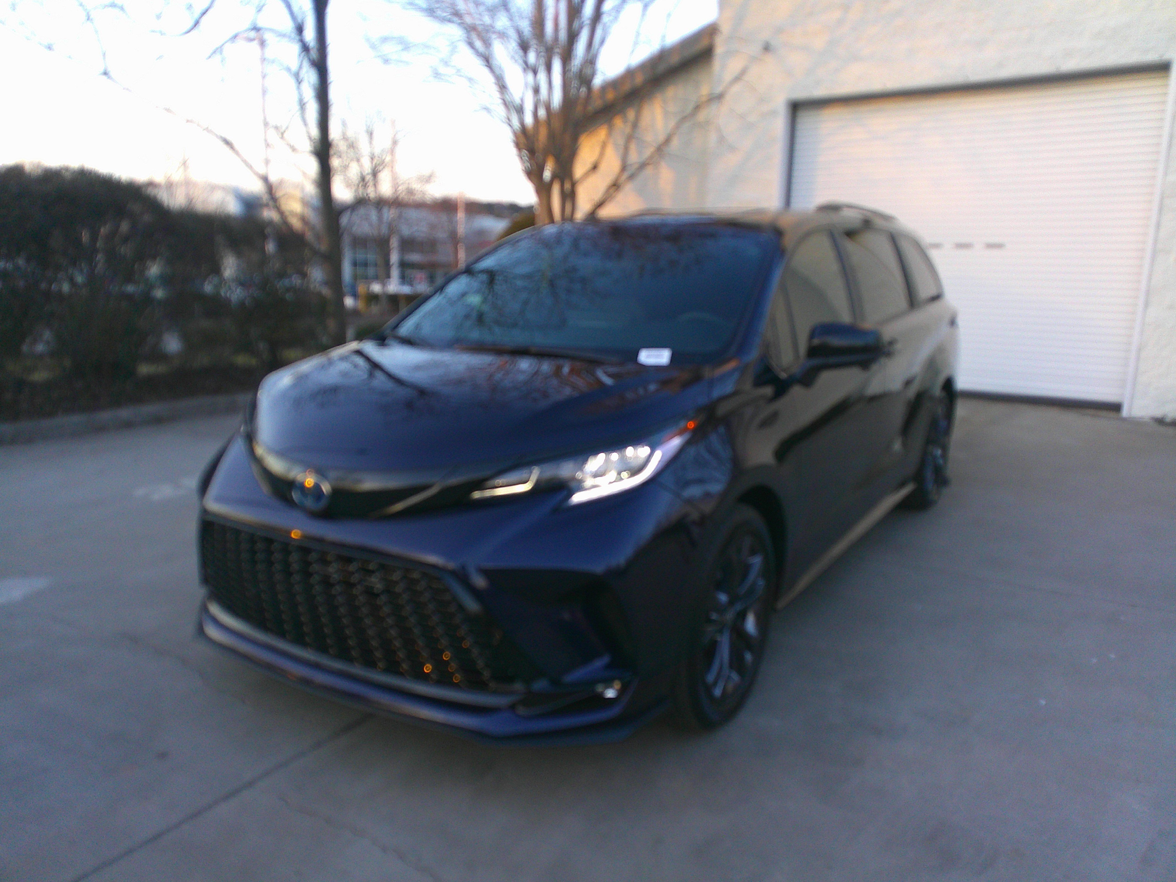 Used 2025 Toyota Sienna XSE w/ XSE Plus Package image 6