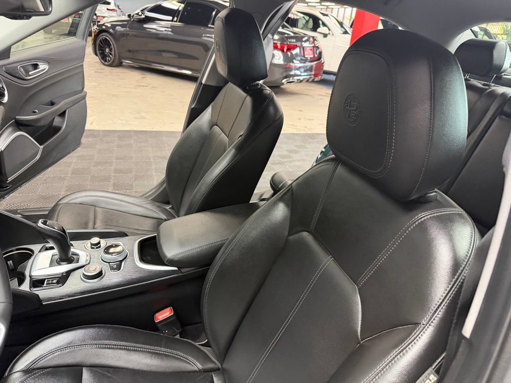 Used 2020 Alfa Romeo Giulia RWD image 34