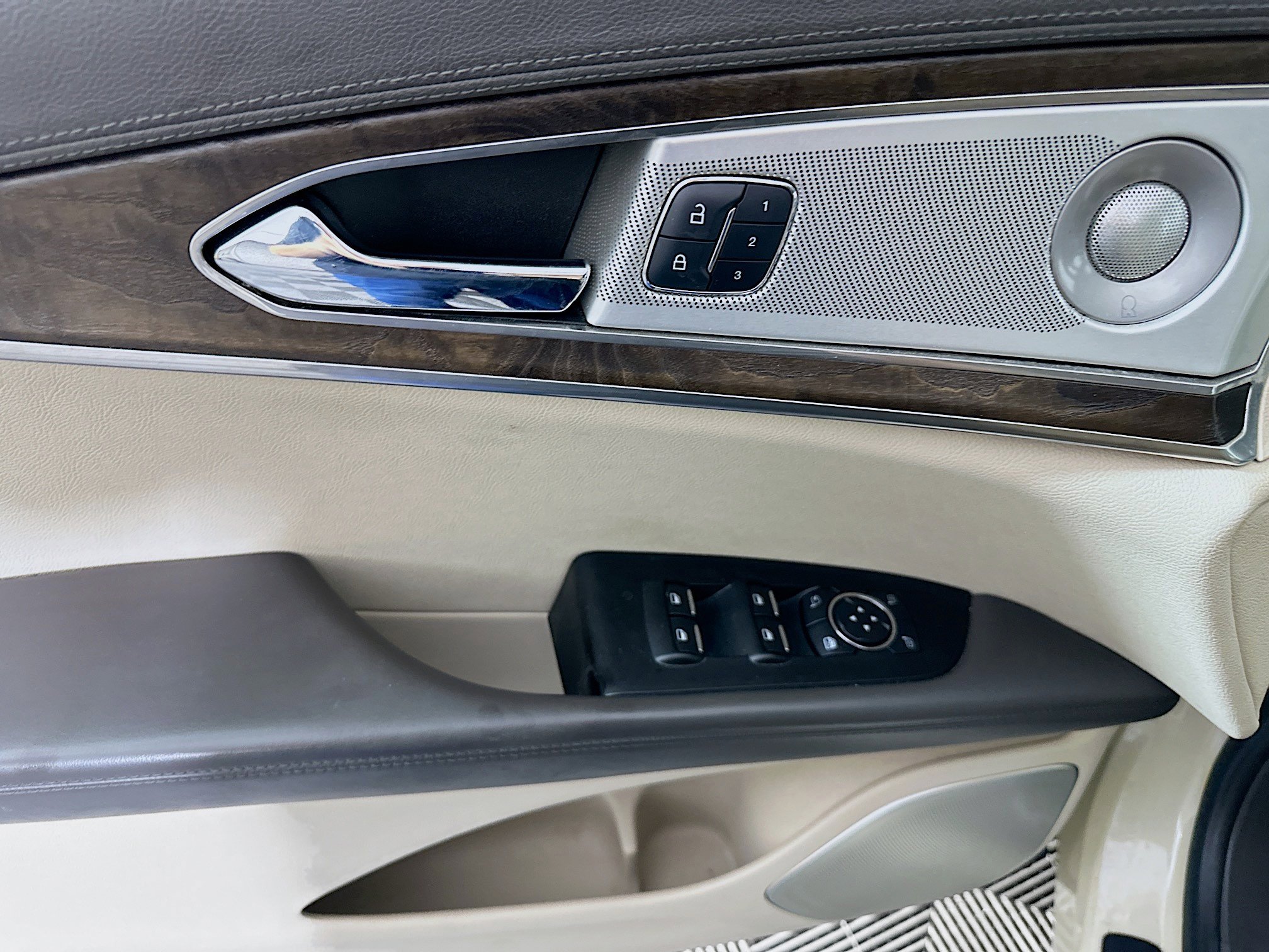 Used 2016 Lincoln MKX Reserve w/ Luxury Package image 15