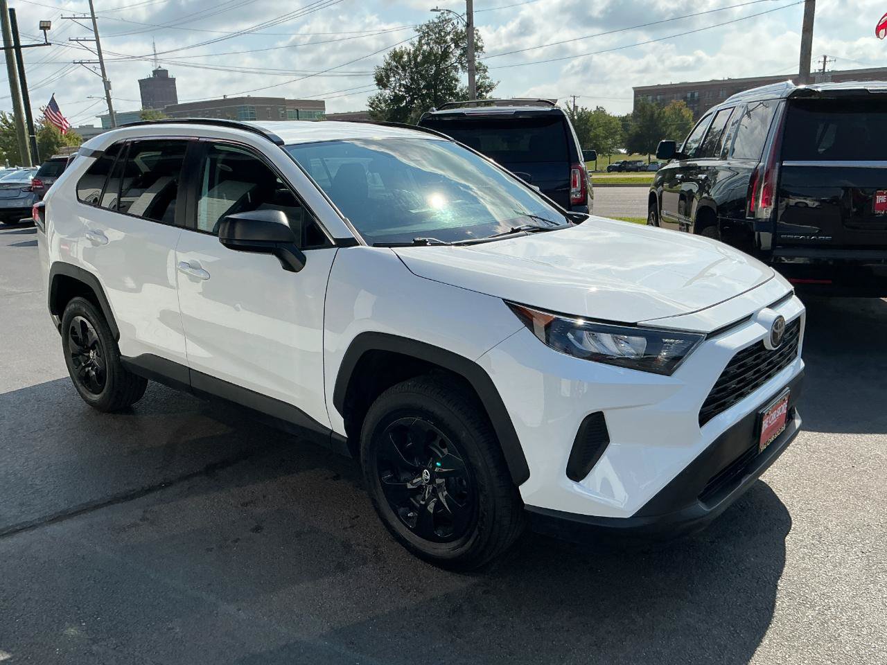 Used 2021 Toyota RAV4 LE AWD/4WD image 3