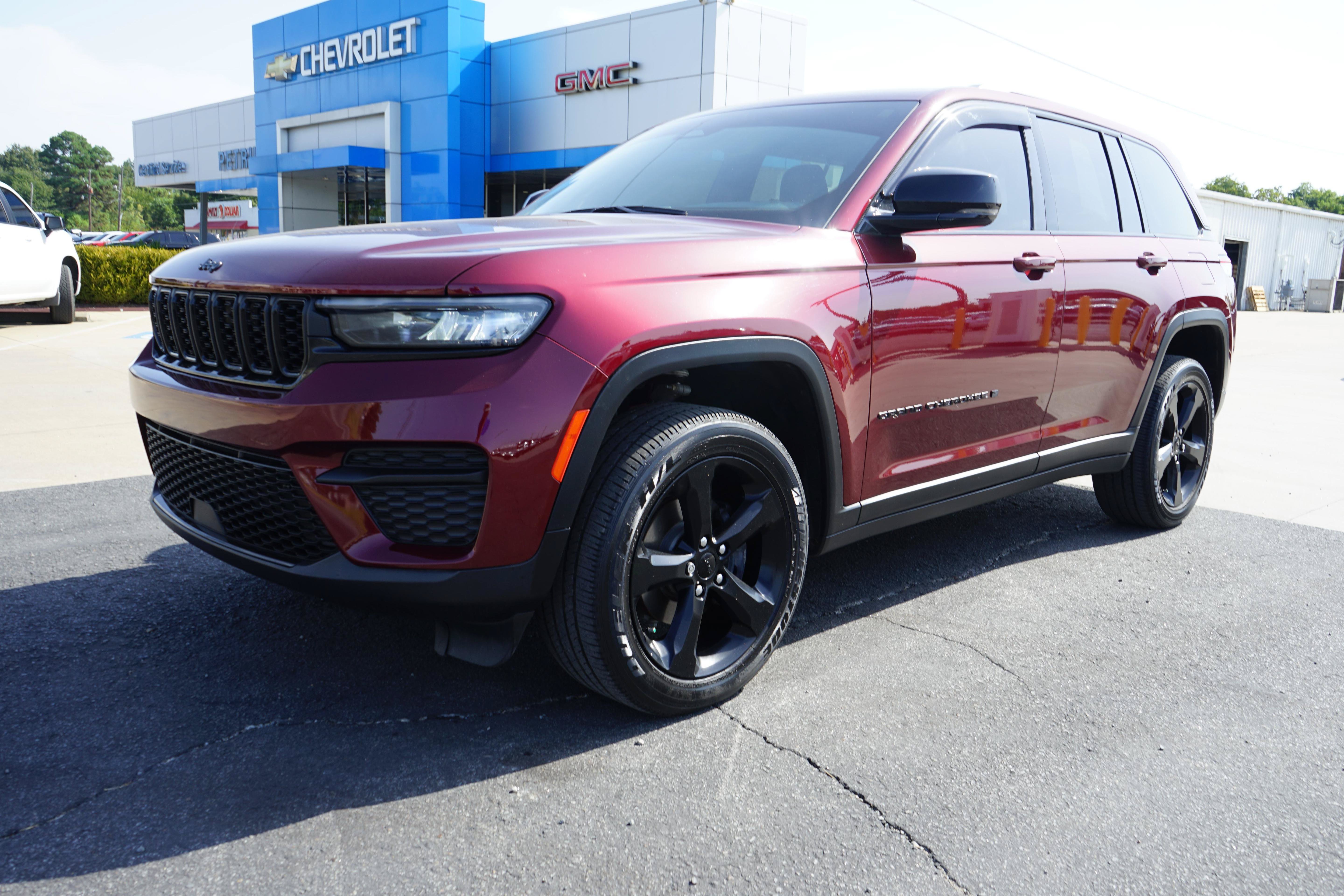 Used 2024 Jeep Grand Cherokee Altitude AWD/4WD image 1