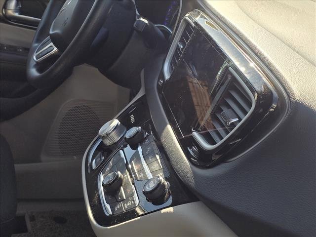 Used 2020 Chrysler Pacifica Touring w/ Advanced Safetytec Group image 6