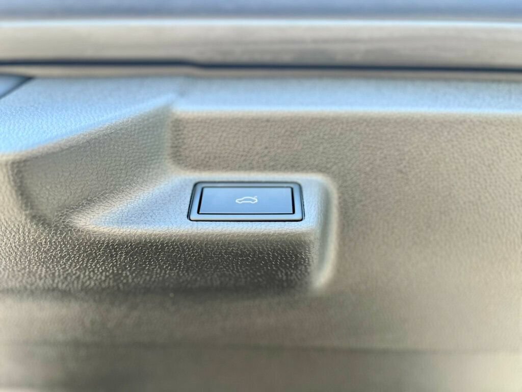 Used 2025 Volkswagen ID. Buzz Pro S RWD image 10