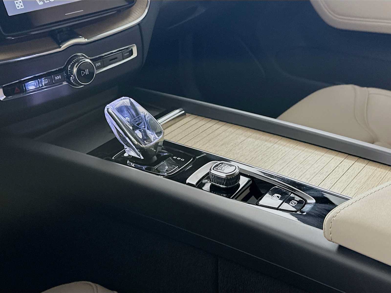 New 2026 Volvo XC60 T8 Plus w/ Protection Package AWD/4WD image 15