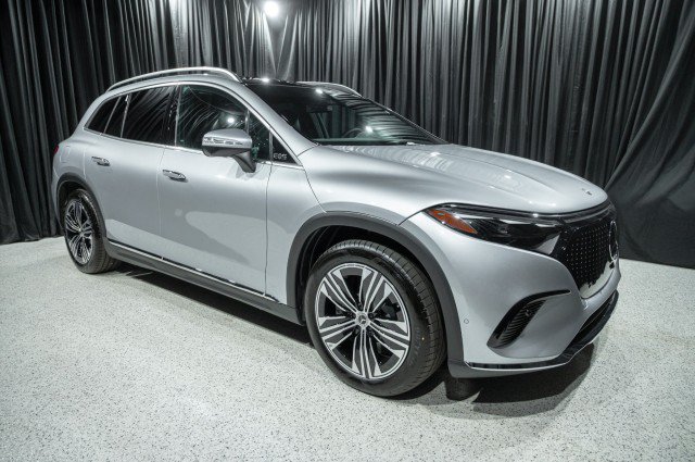 New 2026 Mercedes-Benz EQS 400 4MATIC SUV image 3
