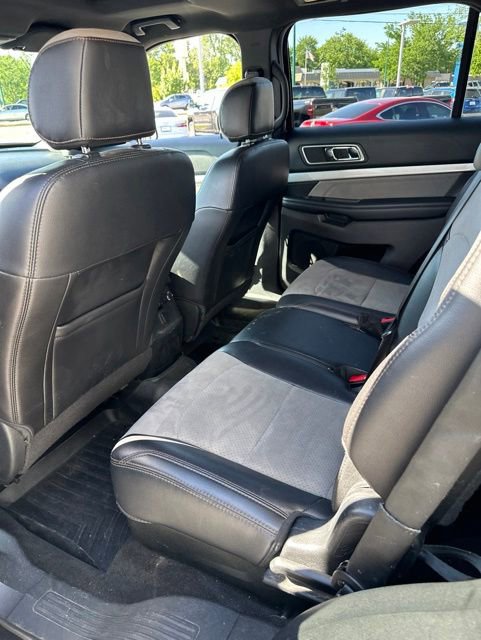 Used 2017 Ford Explorer XLT w/ XLT Technology Feature Bundle AWD/4WD image 18