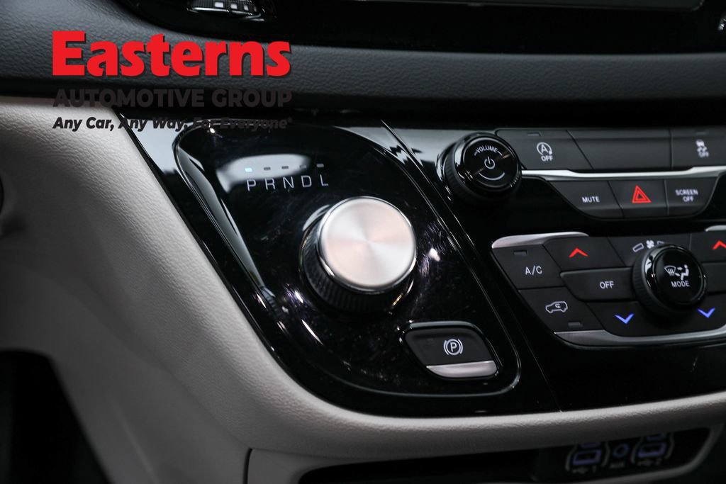 Used 2022 Chrysler Voyager LX image 13