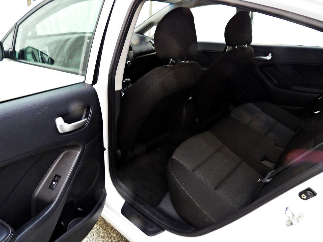 Used 2017 Kia Forte LX image 9