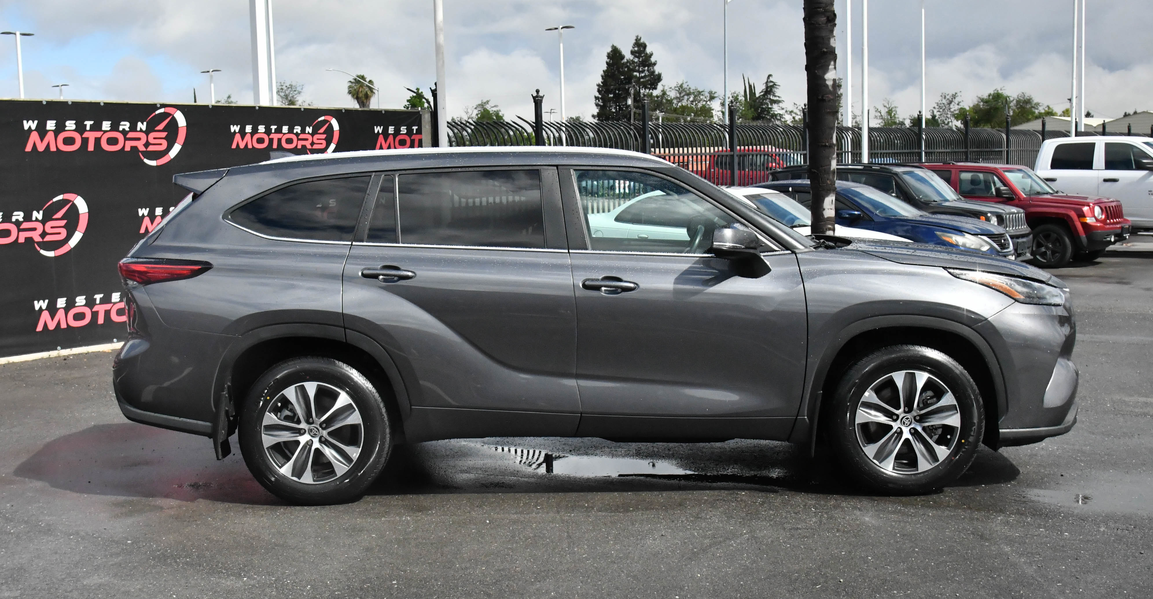 Used 2023 Toyota Highlander XLE AWD/4WD image 9