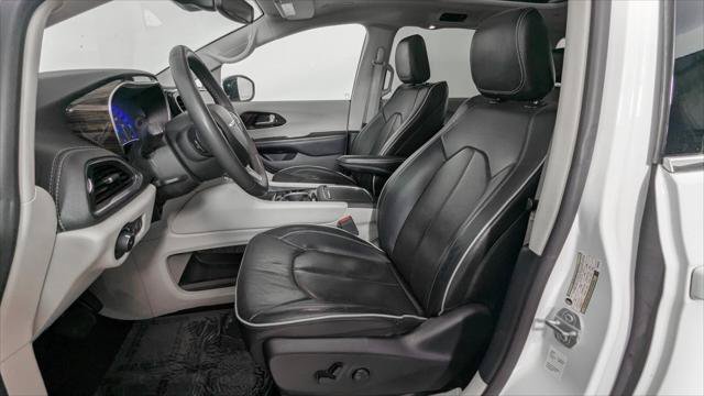 Used 2023 Chrysler Pacifica Limited FWD image 14