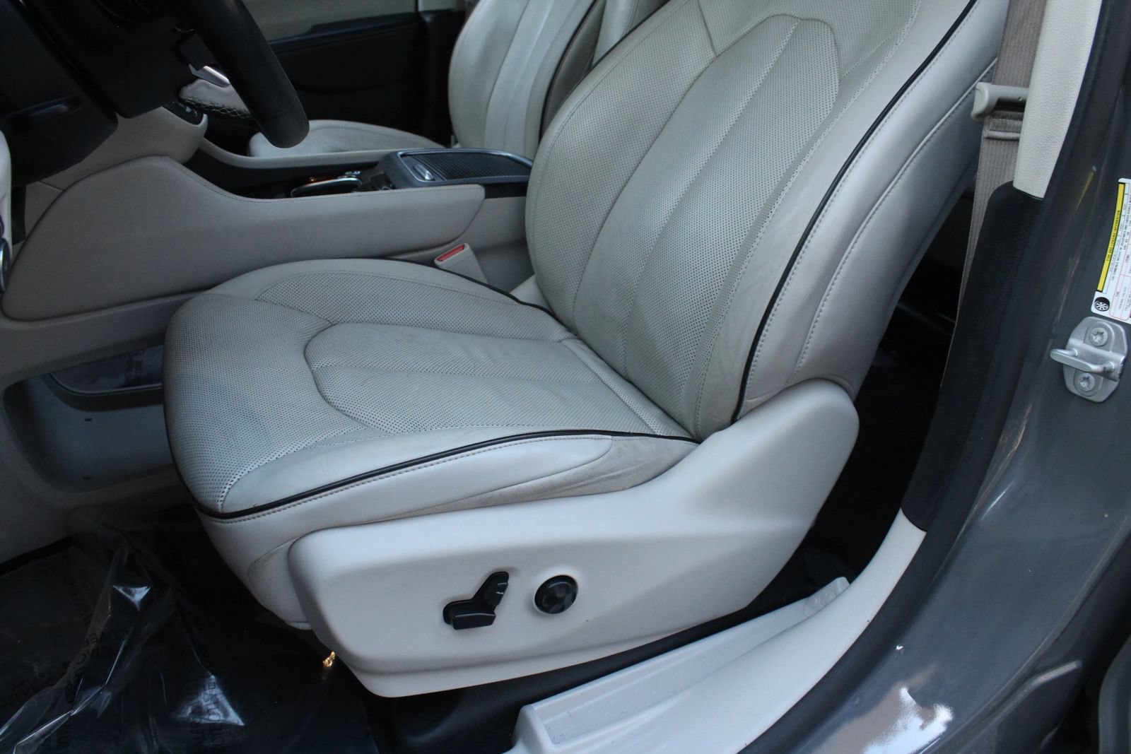 Used 2021 Chrysler Pacifica Limited w/ Uconnect Theater Family Group FWD image 17