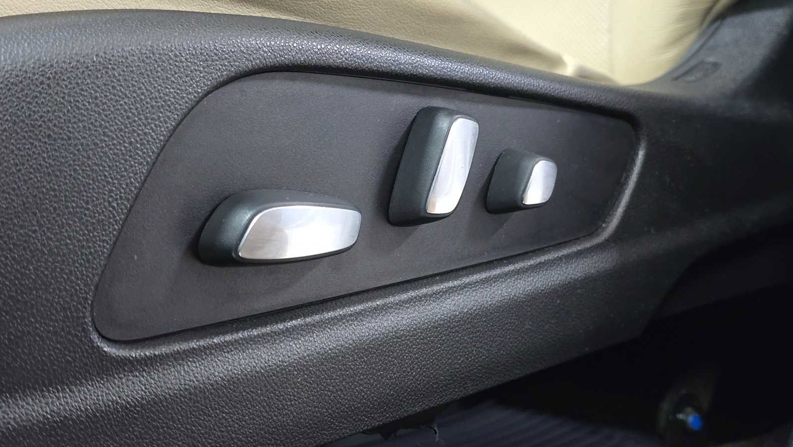 Used 2018 Cadillac XT5 Luxury w/ Driver Awareness Package image 27