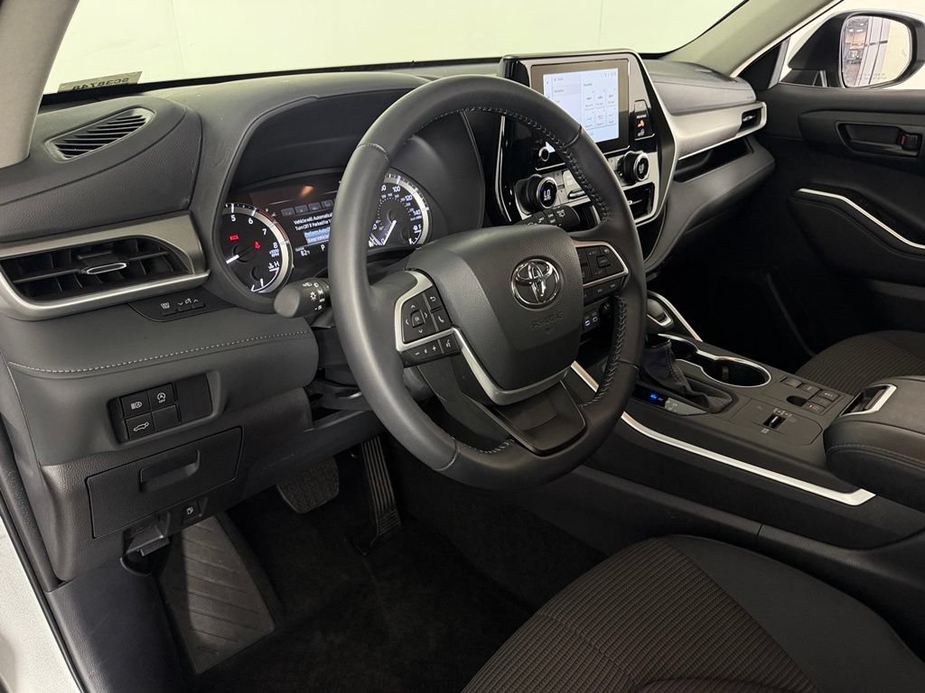Used 2025 Toyota Highlander LE FWD image 19