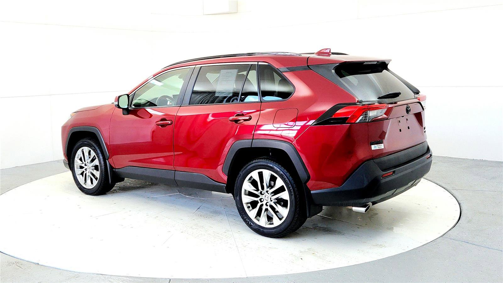 Used 2020 Toyota RAV4 XLE Premium image 4