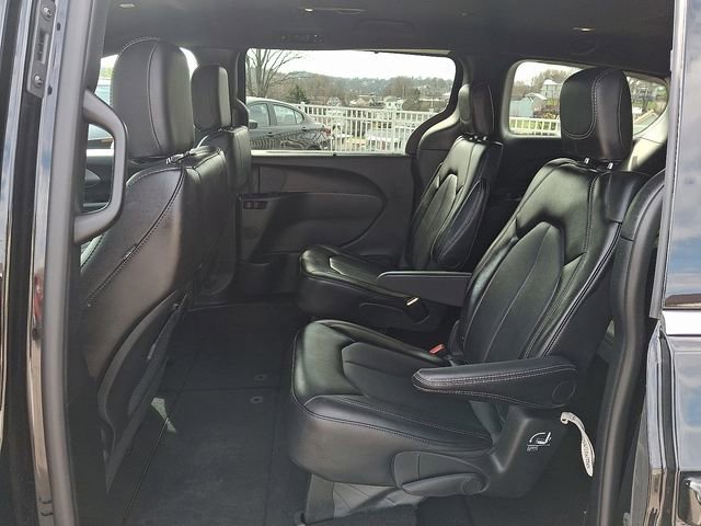 Used 2025 Chrysler Pacifica Select image 11