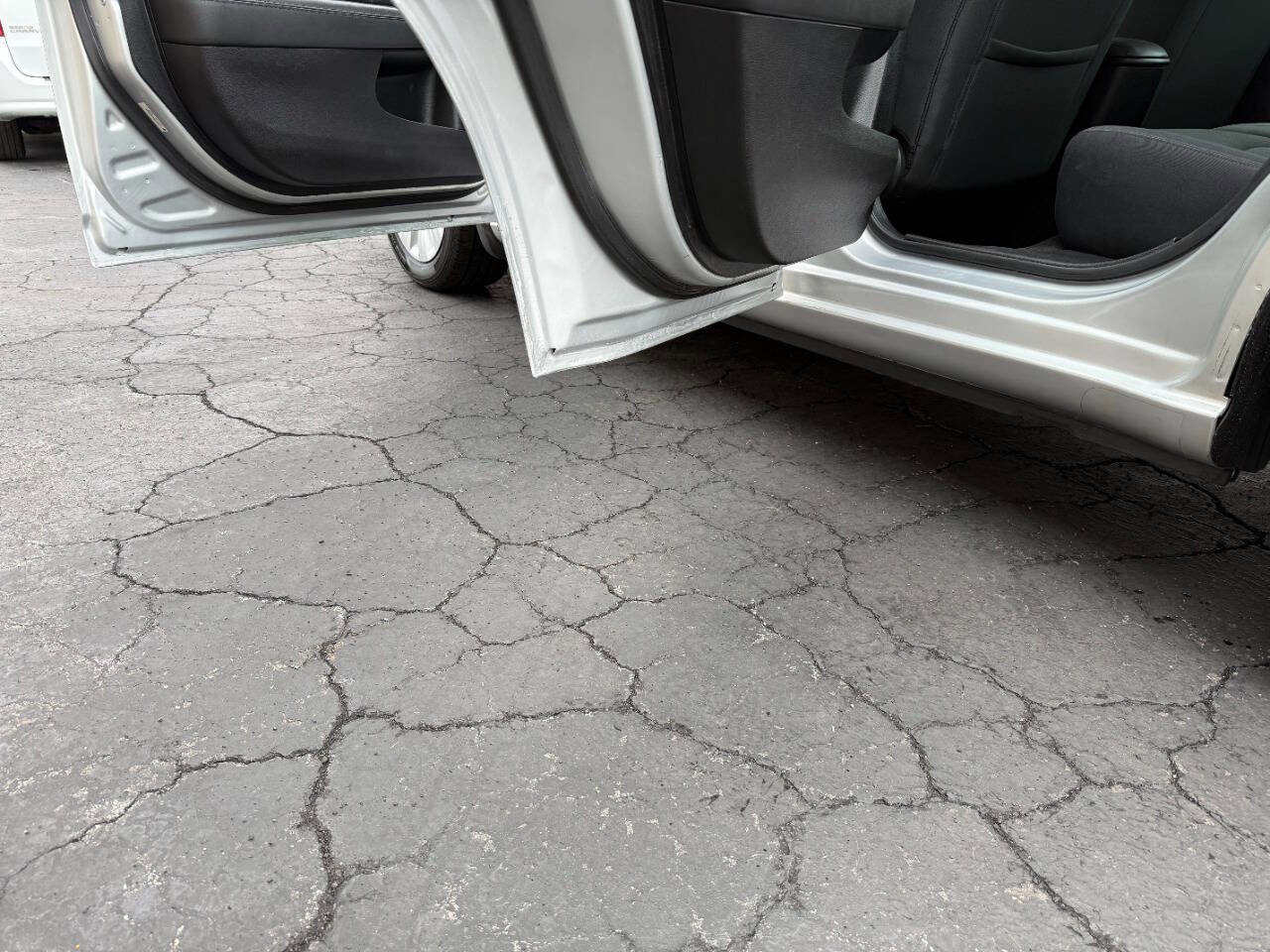 Used 2011 Chrysler 200 LX FWD image 9