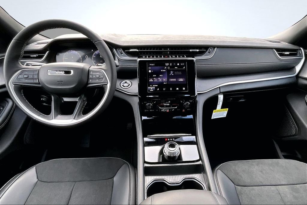 New 2025 Jeep Grand Cherokee Altitude image 4