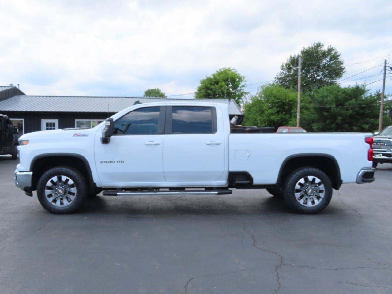 Used 2024 Chevrolet Silverado 2500 LT AWD/4WD image 3