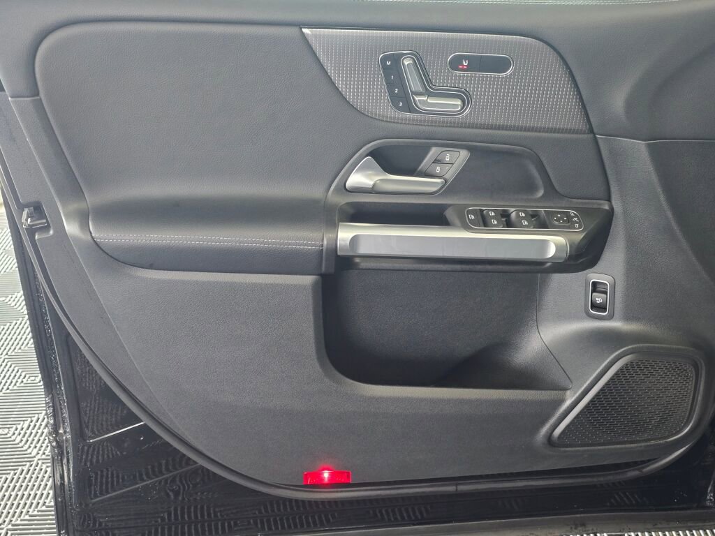Used 2023 Mercedes-Benz GLB 250 4MATIC image 20
